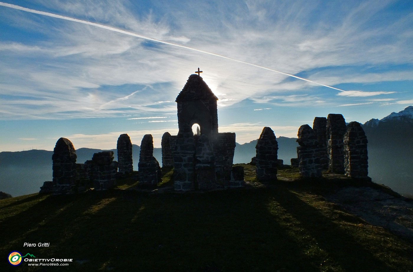 85 Il tempietto in controluce verso il tramonto.JPG